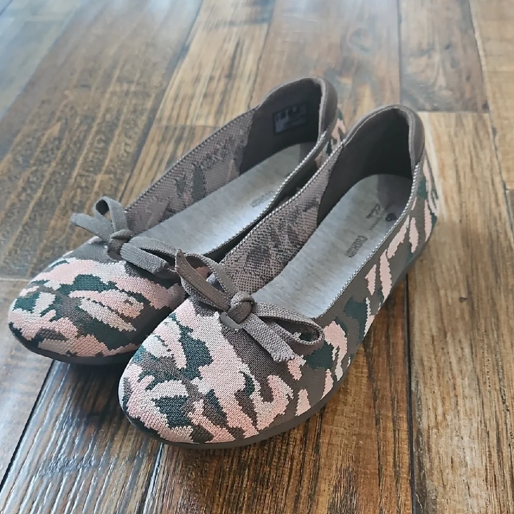 New Cloudsteppers by Clarks. Pink,Olive,White Camo Patterned Flats W/ Bow (Sz.8)